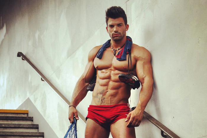 Sergi Constance new hairstyle and chest workout - Mover.uz