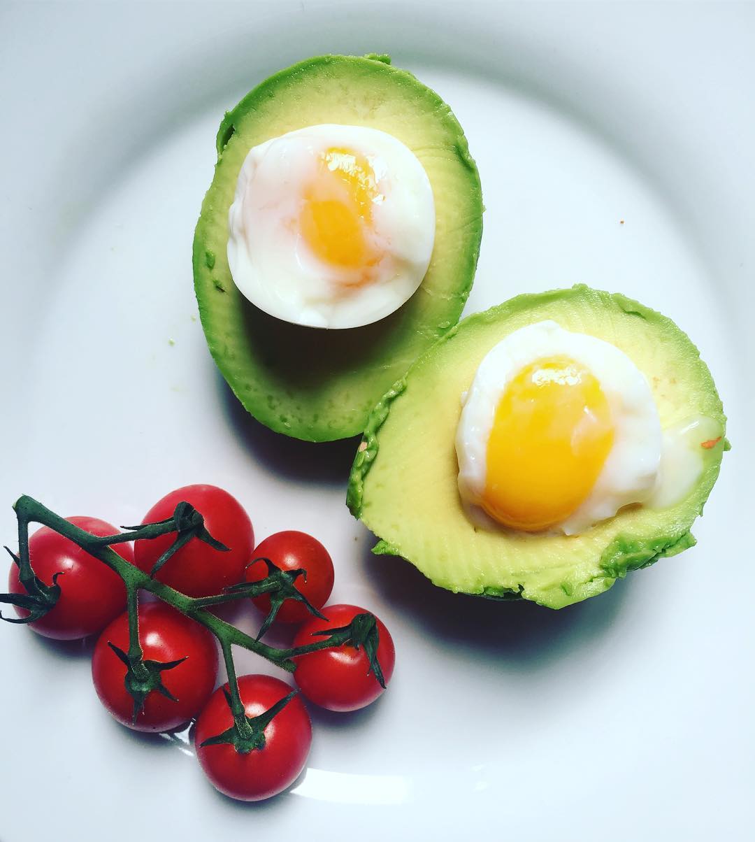 avocado-and-boiled-eggs-with-vine-tomatoes
