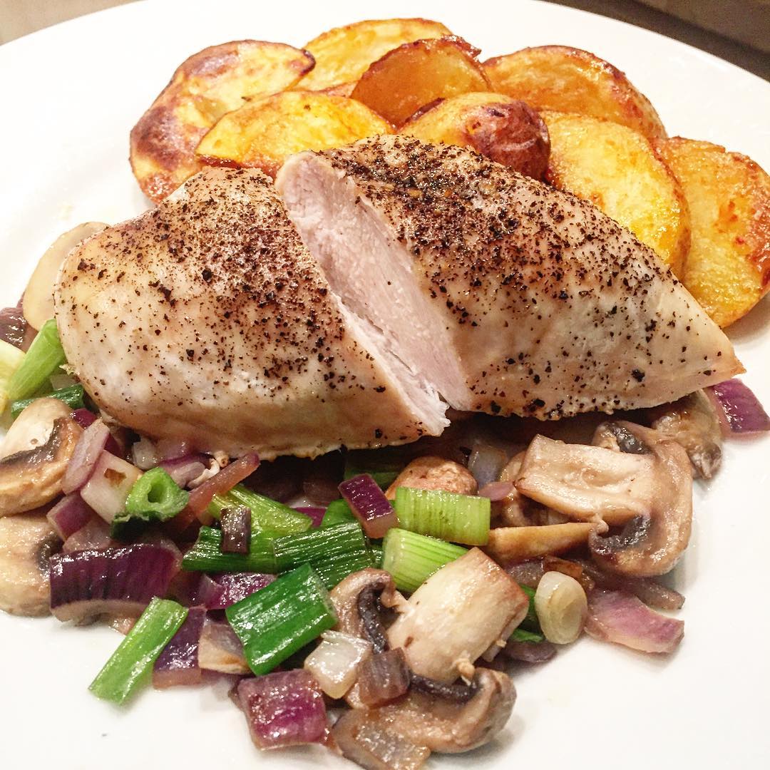 chicken-marinated-and-cooked-in-black-pepper-chilli-mushroomsspring-and-red-onions-served-with-homemade-grilled-potato-wedge