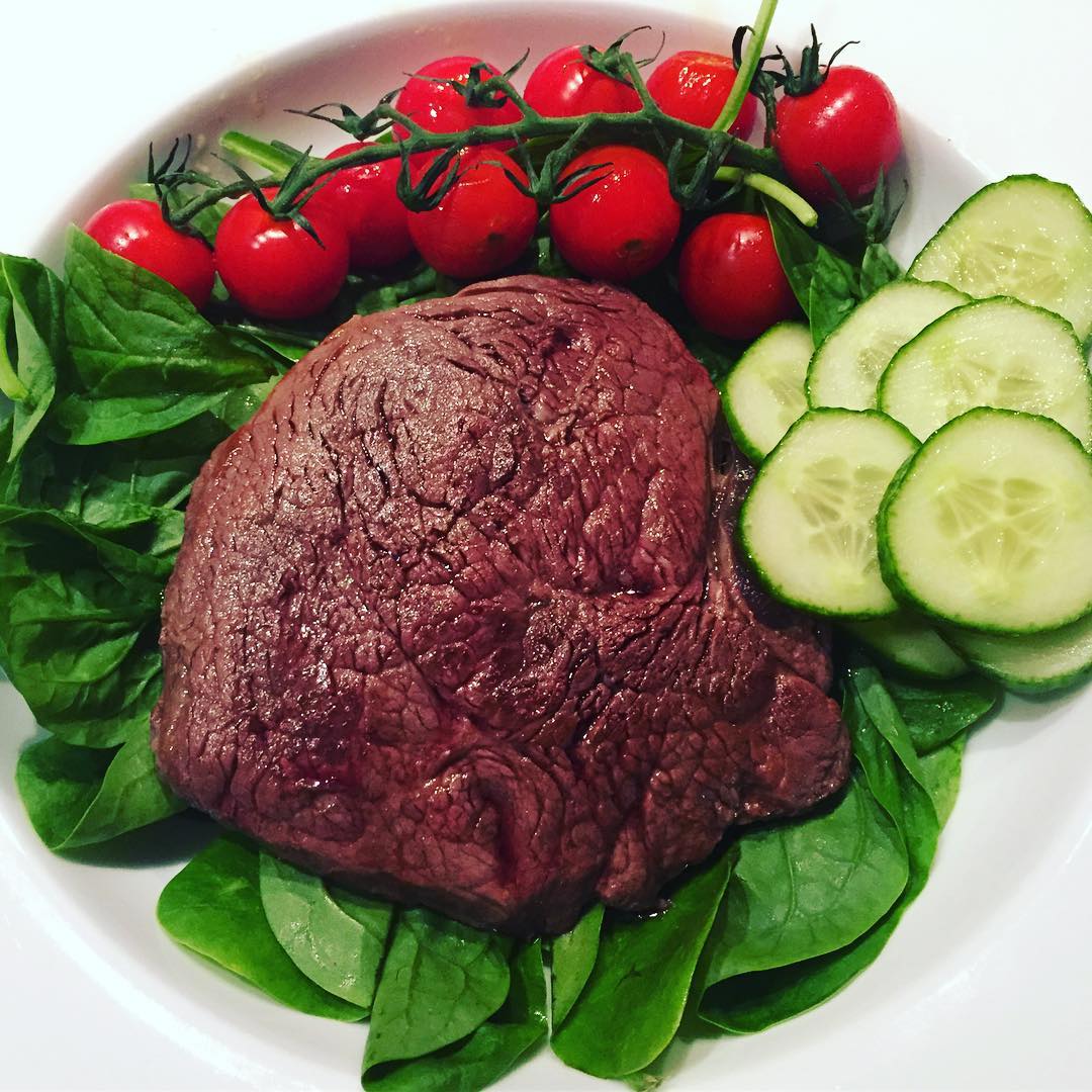 lean-steak-with-spinach-vine-tomatoes-and-cucumber